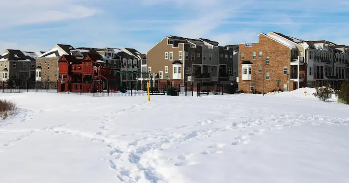 雪と住宅地